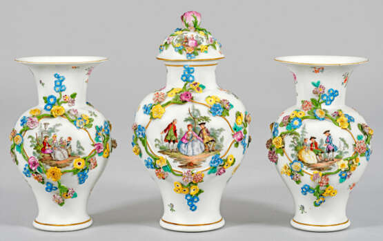 Vasensatz mit galanten Szenen und plastischem Blütenbelag - photo 1