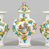 Vasensatz mit galanten Szenen und plastischem Blütenbelag - photo 1