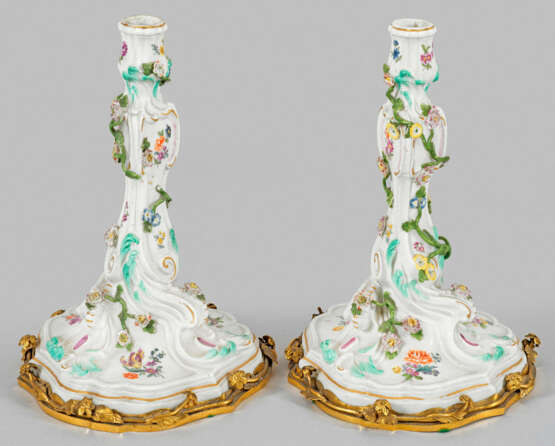 Paar Meissen Kerzenleuchter mit Dekor "Deutsche Blume" - photo 1 Paar Meissen Kerzenleuchter mit Dekor "Deutsche Blume" - photo 1