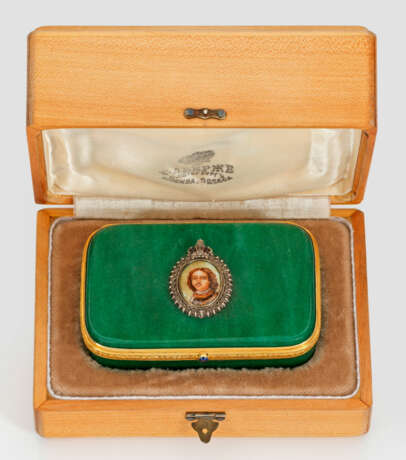 Kleine Email-Tabatiere mit Porträt von Peter dem Großen - фото 1 Kleine Email-Tabatiere mit Porträt von Peter dem Großen - фото 1