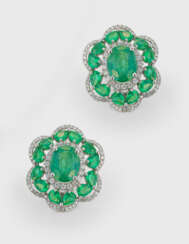 Paar repräsentative Smaragd-Ohrclips