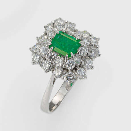 Eleganter Smaragd-Brillantring - photo 1 Eleganter Smaragd-Brillantring - photo 1