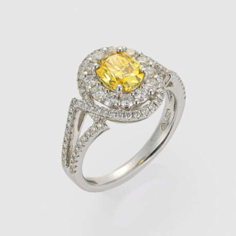 Hochfeiner Fancy Diamantsolitär-Ring - фото 1 Hochfeiner Fancy Diamantsolitär-Ring - фото 1