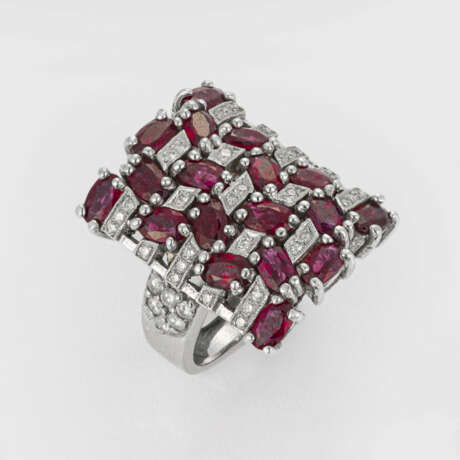Extravaganter Rubinring im Art Déco-Stil - фото 1 Extravaganter Rubinring im Art Déco-Stil - фото 1