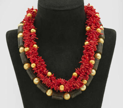 Zwei Korallen- und Jade-Colliers - фото 1 Zwei Korallen- und Jade-Colliers - фото 1