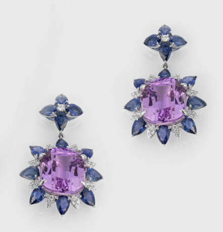 Paar prachtvolle Kunzit-Saphir-Ohrgehänge - photo 1 Paar prachtvolle Kunzit-Saphir-Ohrgehänge - photo 1