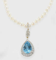 Perlenkette mit prachtvollem Topasanhänger