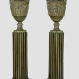 Paar monumentale Henkelvasen auf Säulenpodesten - photo 1