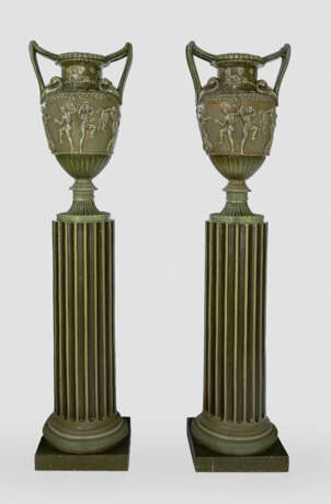Paar monumentale Henkelvasen auf Säulenpodesten - photo 1