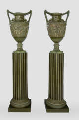 Paar monumentale Henkelvasen auf Säulenpodesten