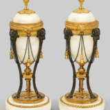 Paar feine Louis XVI-Cassolettes - фото 1