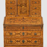 Barock-Tabernakelsekretär mit Landschaftsintarsien - фото 1