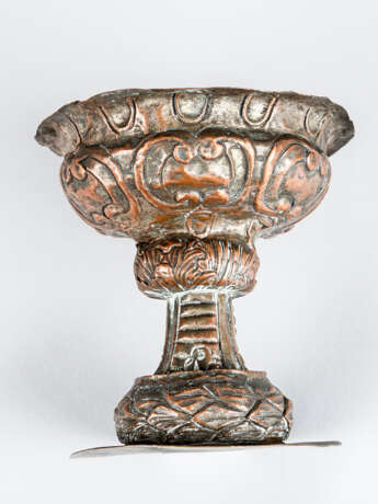 Two baroque bowls, chased copper 18. century - Foto 2