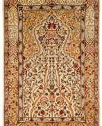 Furniture. Kleine signierte Hereke-Seidenbrücke