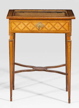 Louis XVI-Vitrinentisch - фото 1