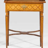 Louis XVI-Vitrinentisch - фото 1