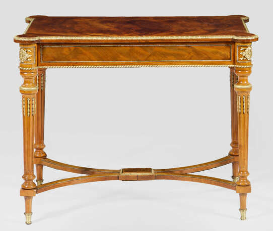 Kleiner Salontisch im Louis XVI-Stil - фото 1 Kleiner Salontisch im Louis XVI-Stil - фото 1