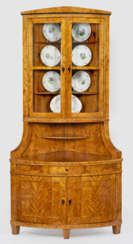 Großer Biedermeier-Eckschrank
