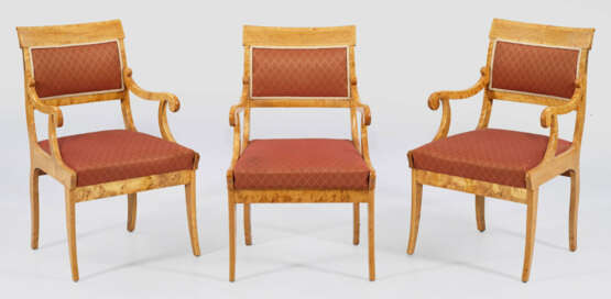 Drei Biedermeier-Armlehnstühle - photo 1 Drei Biedermeier-Armlehnstühle - photo 1