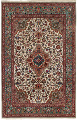 Kleiner Teppich mit Isfahan-Muster - фото 1 Kleiner Teppich mit Isfahan-Muster - фото 1