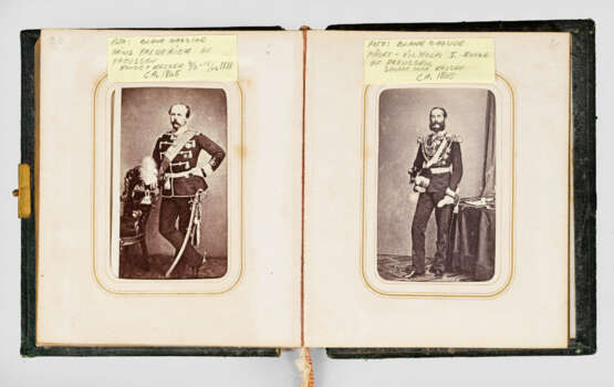 Fotoalbum mit Porträtaufnahmen royaler Persönlichkeiten - photo 1 Fotoalbum mit Porträtaufnahmen royaler Persönlichkeiten - photo 1