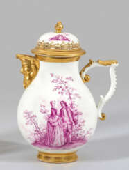 Kaffeekanne mit Watteauszenen in Purpur-Camaieumalerei
