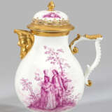 Kaffeekanne mit Watteauszenen in Purpur-Camaieumalerei - photo 1