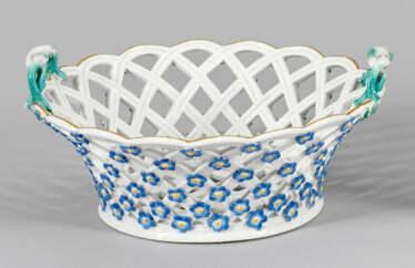 Zierkorb mit Vergissmeinnichtblüten