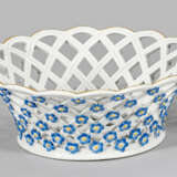 Zierkorb mit Vergissmeinnichtblüten - Foto 1