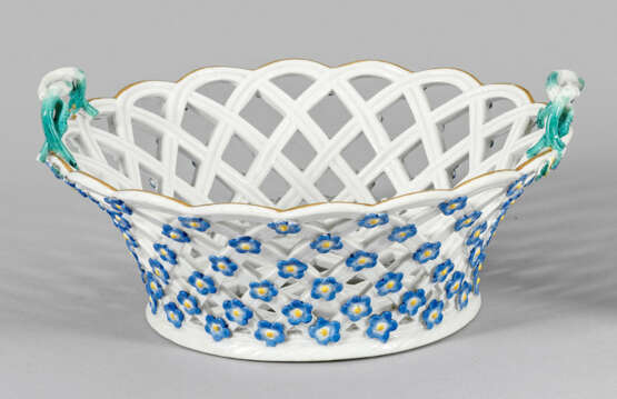 Zierkorb mit Vergissmeinnichtblüten - Foto 1