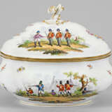 Große Deckelterrine mit Soldatenszenen - photo 1