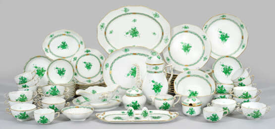Umfangreiches Tafel- und Kaffeeservice "Apponyi Grün" - photo 1