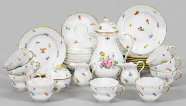 Kaffeeservice mit Streublumendekor