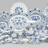 Umfangreiches Tafelservice mit "Zwiebelmuster"-Dekor - photo 1