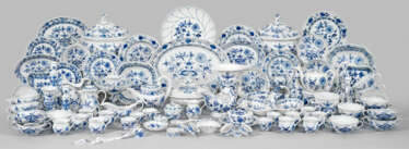 Umfangreiches Tafelservice mit "Zwiebelmuster"-Dekor