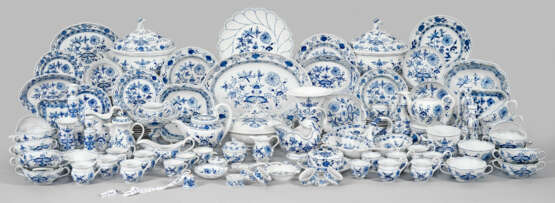 Umfangreiches Tafelservice mit "Zwiebelmuster"-Dekor - photo 1 Umfangreiches Tafelservice mit "Zwiebelmuster"-Dekor - photo 1