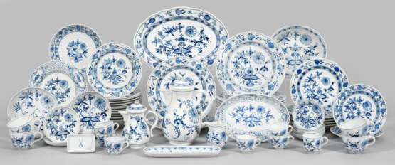 Umfangreiches Tafel-Teilservice mit "Zwiebelmuster"-Dekor - photo 1 Umfangreiches Tafel-Teilservice mit "Zwiebelmuster"-Dekor - photo 1