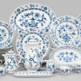 Umfangreiches Tafel-Teilservice mit "Zwiebelmuster"-Dekor - photo 1