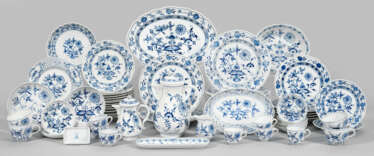 Umfangreiches Tafel-Teilservice mit "Zwiebelmuster"-Dekor