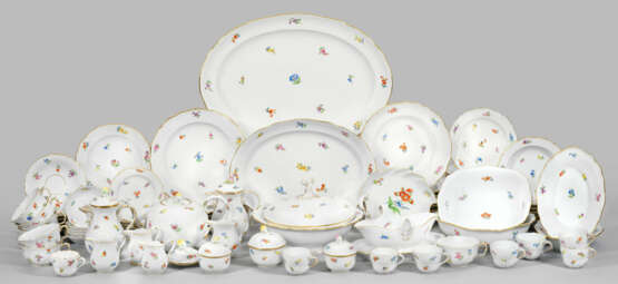 Umfangreiches Tafel-Teilservice mit Dekor "Streublume" - photo 1