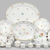Umfangreiches Tafel-Teilservice mit Dekor "Streublume" - photo 1