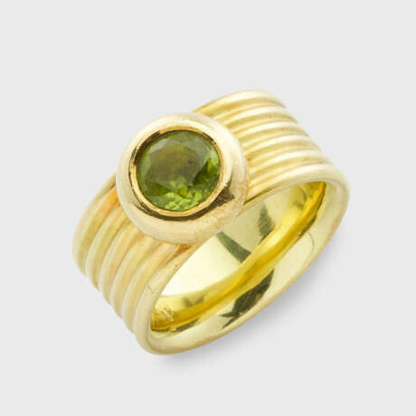 Klassischer Bandring mit Peridot - фото 1