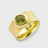 Klassischer Bandring mit Peridot - фото 1