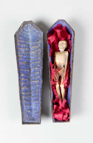 Miniature, Sarcophagus with carved bone skeleton, wood painted, 18./19. century - photo 1