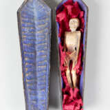 Miniature, Sarcophagus with carved bone skeleton, wood painted, 18./19. century - Foto 1