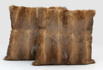 Paar Pelzkissen
