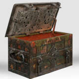 Große Barock-Eisentruhe - photo 1