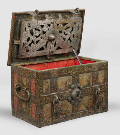 Barock-Eisentruhe mit Landschaftsdekor und Segelschiffen - photo 1 Barock-Eisentruhe mit Landschaftsdekor und Segelschiffen - photo 1