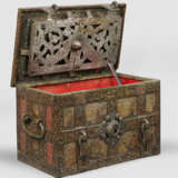 Barock-Eisentruhe mit Landschaftsdekor und Segelschiffen - photo 1