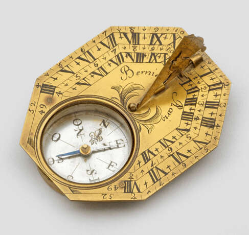 Horizontale Sonnenuhr mit Kompass - photo 1 Horizontale Sonnenuhr mit Kompass - photo 1